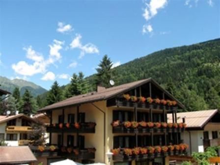 Hotel Binelli Пинцоло Екстериор снимка
