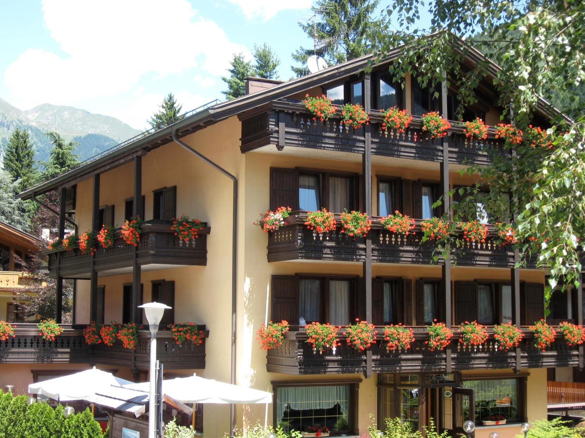 Hotel Binelli Пинцоло Екстериор снимка