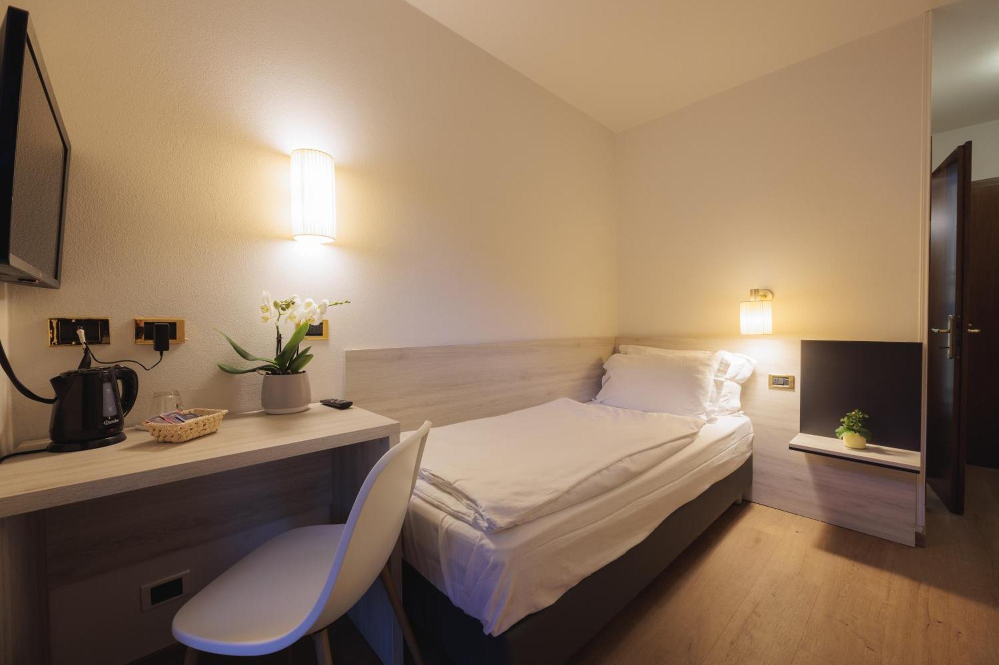 Hotel Binelli Пинцоло Екстериор снимка